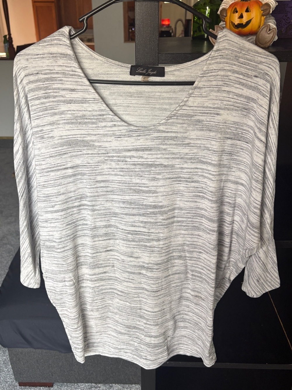 Laila Jayde Heathered White and Gray Scoop Neck Long Sleeve Top